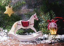 Drewniany konik na biegunach i lampion w świątecznej dekoracji
