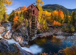 Drewniany młyn Crystal Mill na skale w Kolorado