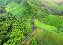 Droga na zielonych wzgórzach w prowincji Nan w Tajlandii