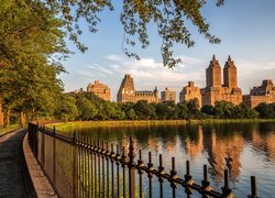 Park miejski, Central Park, Jezioro, Jacqueline Kennedy Onassis Reservoir, Budynek Eldorado, Ścieżka, Drzewa, Manhattan, Nowy Jork, Stany Zjednoczone