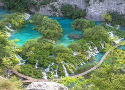 Chorwacja, Jeziora, Drzewa, Wodospady, Pomost, Skały, Roślinność, Park Narodowy Jezior Plitwickich