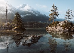 Jezioro Hintersee, Bawaria, Niemcy, Góry Alpy, Skały, Drzewa, Mgła