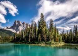 Park Narodowy Yoho, Jezioro Emerald Lake, Góry, Drzewa, Chmury, Prowincja Kolumbia Brytyjska, Kanada