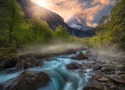 Góry, Rzeka, Skały, Drzewa, Promienie słońca, Chmury, Norwegia, Dolina, Romsdalen, Isterdalen