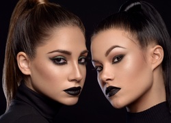 Dwie dziewczyny w ciemnym makijażu