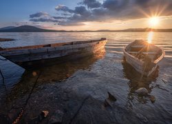 Dwie łódki na brzegu jeziora Ziuratkul w Rosji