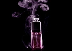 Dym nad buteleczką perfum