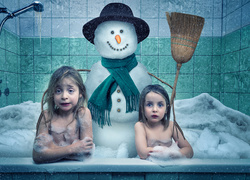 Dzieci i bałwan podczas wspólnej kąpieli