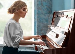 Dziewczyna grająca na pianinie