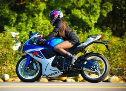 Dziewczyna na motocyklu Suzuki GSX-R Helmet