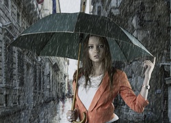 Dziewczyna pod parasolem między budynkami w deszczu
