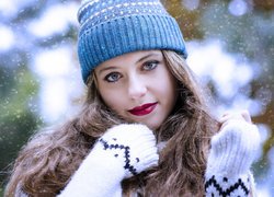 Dziewczyna w zimowej czapce i swetrze