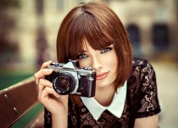 Dziewczyna z aparatem fotograficznym Olympus