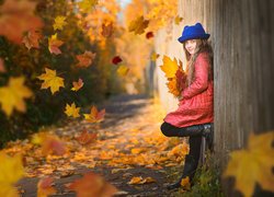 Dziewczyna z bukietem liści