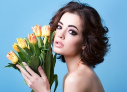 Dziewczyna z bukietem tulipanów