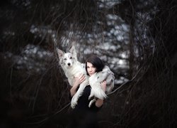 Dziewczyna z psem na ramionach