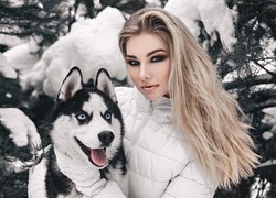 Dziewczyna z psem siberian husky