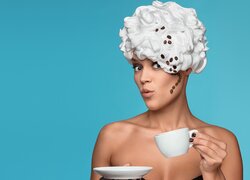 Dziewczyna z ziarnami kawy i kremem na głowie