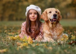 Dziewczynka, Pies, Golden retriever, Łąka, Jesień, Liście