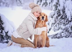 Dziewczynka, Pies, Golden retriever, Śnieg, Zima, Ośnieżone, Drzewa