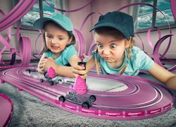 Dziewczynki bawiące się w wyścigi wózków na torze