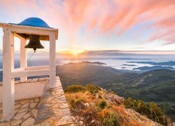 Dzwonnica na tle krajobrazu greckiej wyspy Leukada