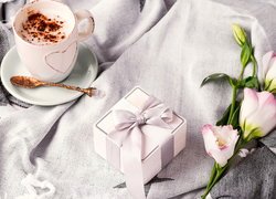 Eustomy z prezentem i kawą na materiale