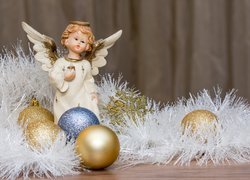 Figurka aniołka w dekoracji świątecznej