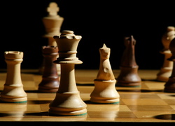 Figury szachowe na planszy