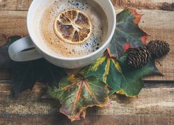 Filiżanka kawy na jesiennych liściach