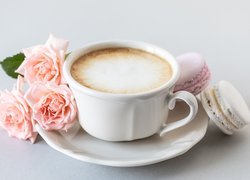 Filiżanka kawy z ciasteczkami i różowe róże
