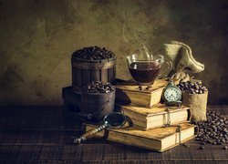 Filiżanka z kawą postawiona na książkach
