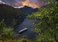 Norwegia, Fiord Geirangerfjord, Góry, Zachód słońca, Statek MS Koningsdam