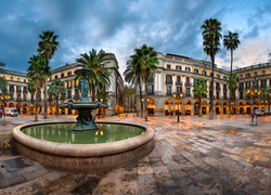 Fontanna na placu Plaza Real z hotelem Roma Reial w tle
