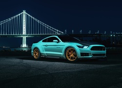 Ford Mustang EcoBoost Tiffany Blue na tle mostu Golden Gate Bridge