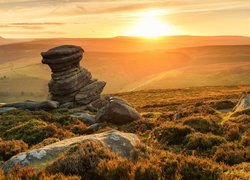 Anglia, Hrabstwo Derbyshire, Park Narodowy Peak District, Formacja skalna Salt Cellar, Wzgórza, Kamienie, Pola, Zachód słońca