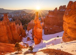 Stany Zjednoczone, Utah, Park Narodowy Bryce Canyon, Góry, Skały, Formacja skalna, Thors Hammer, Promienie słońca, Zima