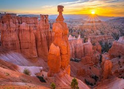 Stany Zjednoczone, Stan Utah, Park Narodowy Bryce Canyon, Formacje skalne, Skały, Roślinność, Wschód słońca