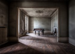 Fortepian na środku pustego zniszczonego pokoju