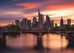 Most, Rzeka Men, Wieczór, Frankfurt nad Menem, Wieżowce, Zachód słońca, Niemcy