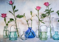Frezje i róże w szklanych wazonikach