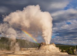 Gejzer, Castle Geyser, Tęcza, Las, Chmury, Park Narodowy Yellowstone, Stany Zjednoczone