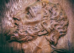 Głowa Jezusa w rzeźbie snycerskiej