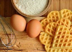 Gofry obok jajek i mąki