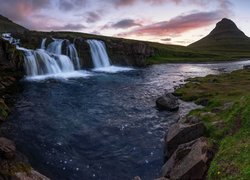 Góra Kirkjufell, Rzeka, Wodospad Kirkjufellsfoss, Chmury, Półwysep Snaefellsnes, Islandia