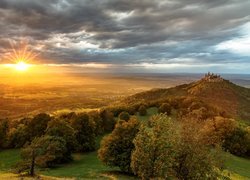 Góra Hohenzollern, Zamek Hohenzollern, Drzewa, Wschód słońca, Chmury, Wzgórza, Badenia-Wirtembergia, Niemcy