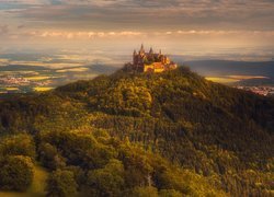 Góra Hohenzollern, Zamek Hohenzollern, Drzewa, Domy, Chmury, Wzgórza, Badenia-Wirtembergia, Niemcy