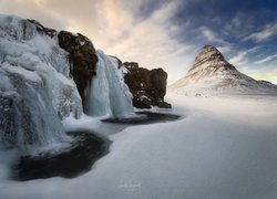 Góra Kirkjufell, Wodospad Kirkjufellsfoss, Rzeka, Zima, Ciemne, Chmury, Półwysep Snaefellsnes, Islandia