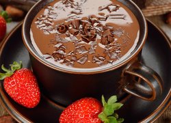 Gorąca czekolada w filiżance i truskawki