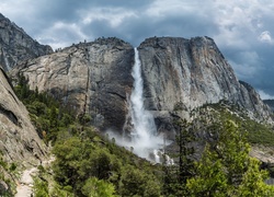 Kalifornia, Park Narodowy Yosemite, Góry, Wodospad, Drzewa, Chmury